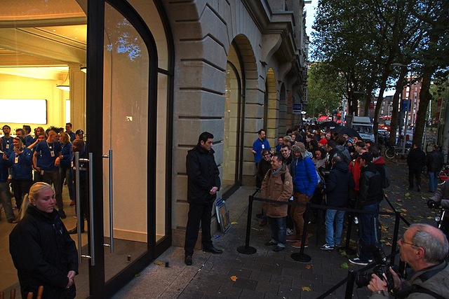 Crowds wait outside of an Apple store on November 2, 2012.